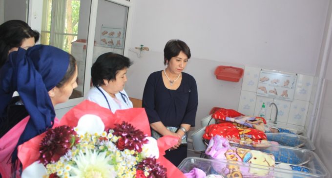 Саида Умарзода поздравила жительницу Бохтара с рождением четверняшек