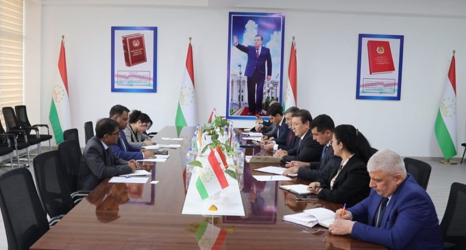 Встреча Джамолиддина Абдуллозода с Послом Индии в Таджикистане Раджешем Уике