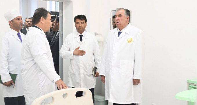 Лидер нации Эмомали Рахмон в Дангаринском районе сдал в эксплуатацию Многопрофильный центр здоровья