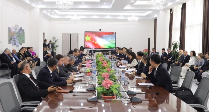 Встреча Джамолиддина Абдуллозода с Председателем Народного Правительства города Чэнду Китайской Народной Республики Ван Фэньчао